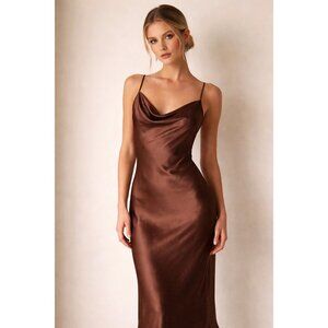Vestido A long, brown satin dress with a simple style and no sleeves